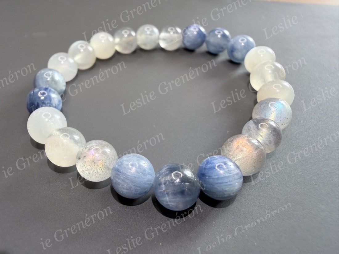 Bracelet Clarté & Intuition en pierres naturelles — Cyanite bleue, Pierre de lune beige, Labradorite
