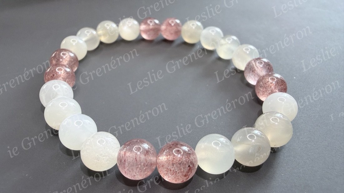 Bracelet Féminin sacré en pierres naturelles — Quartz fraise, Pierre de lune beige